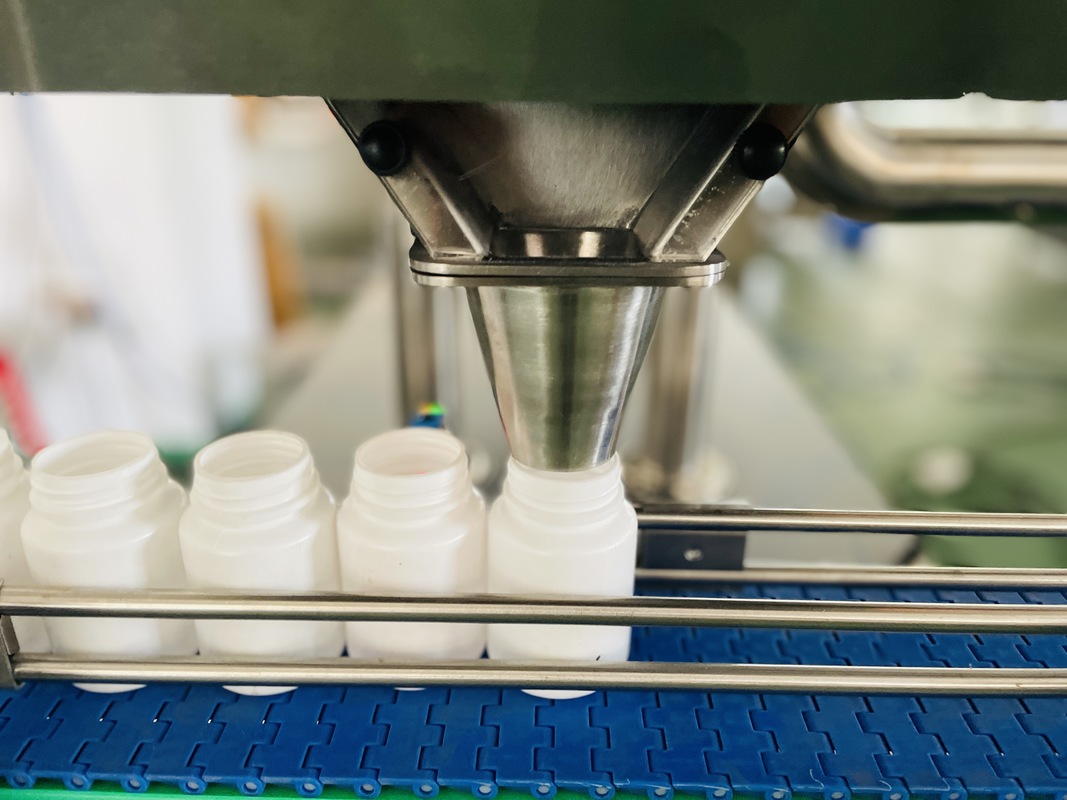 Máquina de preenchimento e contagem automática de tipo a motor elétrico para tensão de 50 Hz/60 Hz e preenchimento preciso