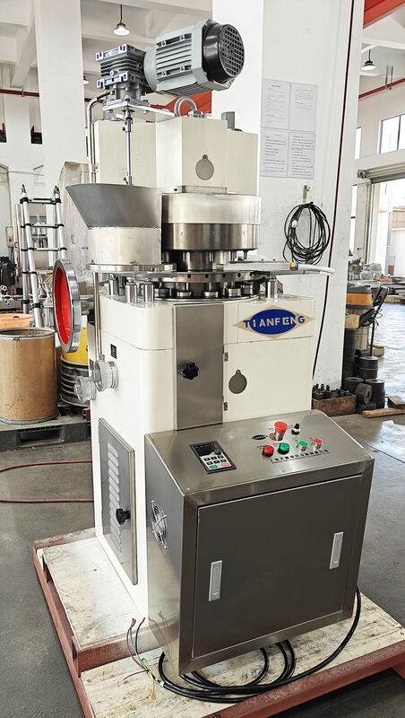 Máquina de compressão de comprimidos concebida para lidar com múltiplas formas e tamanhos de comprimidos com compressão e mínimo desperdício de material